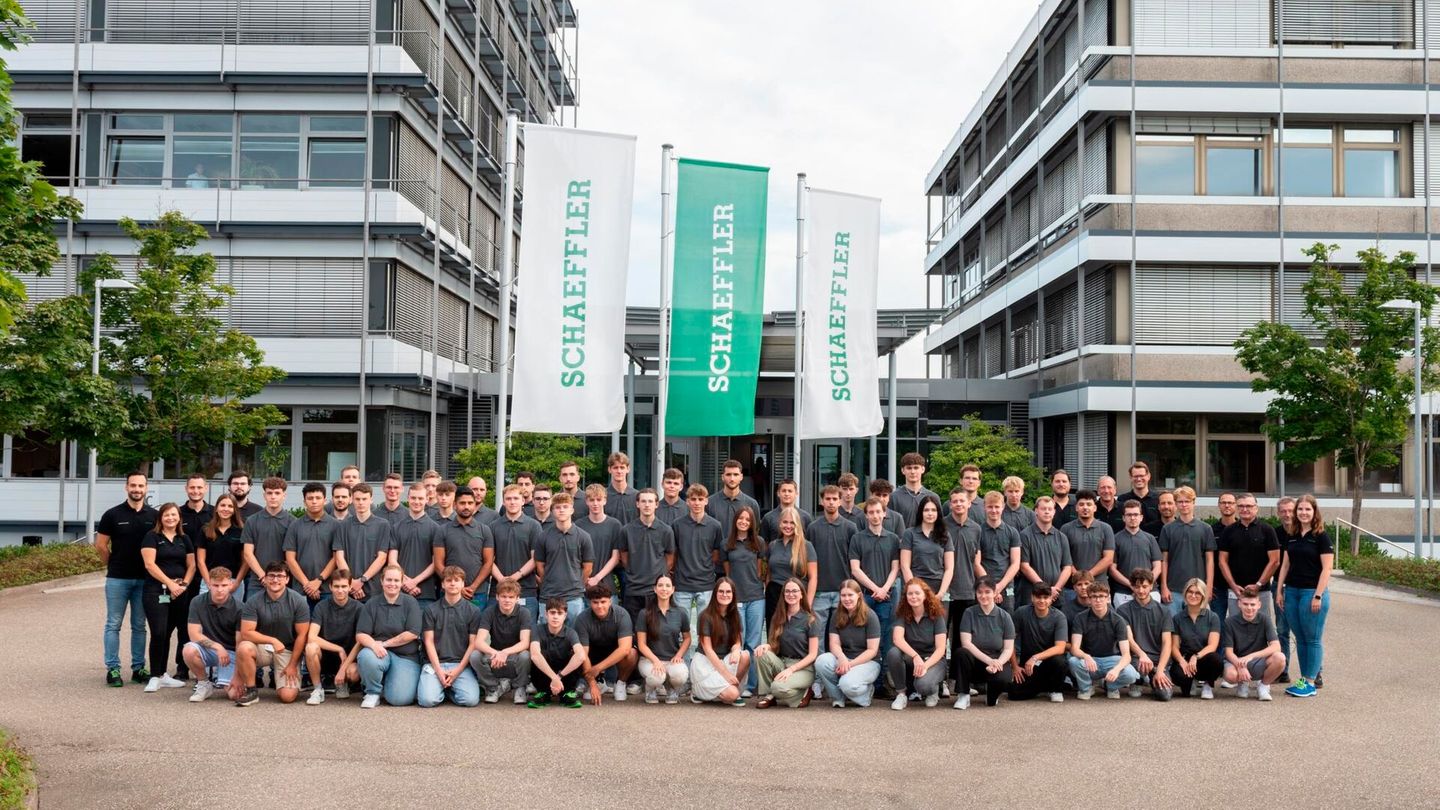 Die neuen Auszubildenden und das Team der Ausbilderinnen und Ausbilder am Schaeffler-Standort Bühl. Foto: Schaeffler (Christiane Haumann-Frietsch)