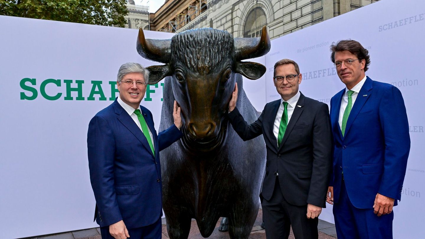 Georg F. W. Schaeffler, Familiengesellschafter und Aufsichtsratsvorsitzender der Schaeffler AG, mit CFO Claus Bauer und CEO Klaus Rosenfeld vor der Frankfurter Börse (v.l.n.r). Foto: Deutsche Börse (Martin Joppen)