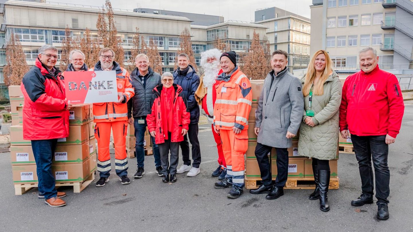 Betriebsräte, Helfer der Johanniter und Vertreter der Werk- und Personalleitung beim Verladen der gesammelten Pakete für die Weihnachtstrucker. Foto: Schaeffler (Thomas Welker)