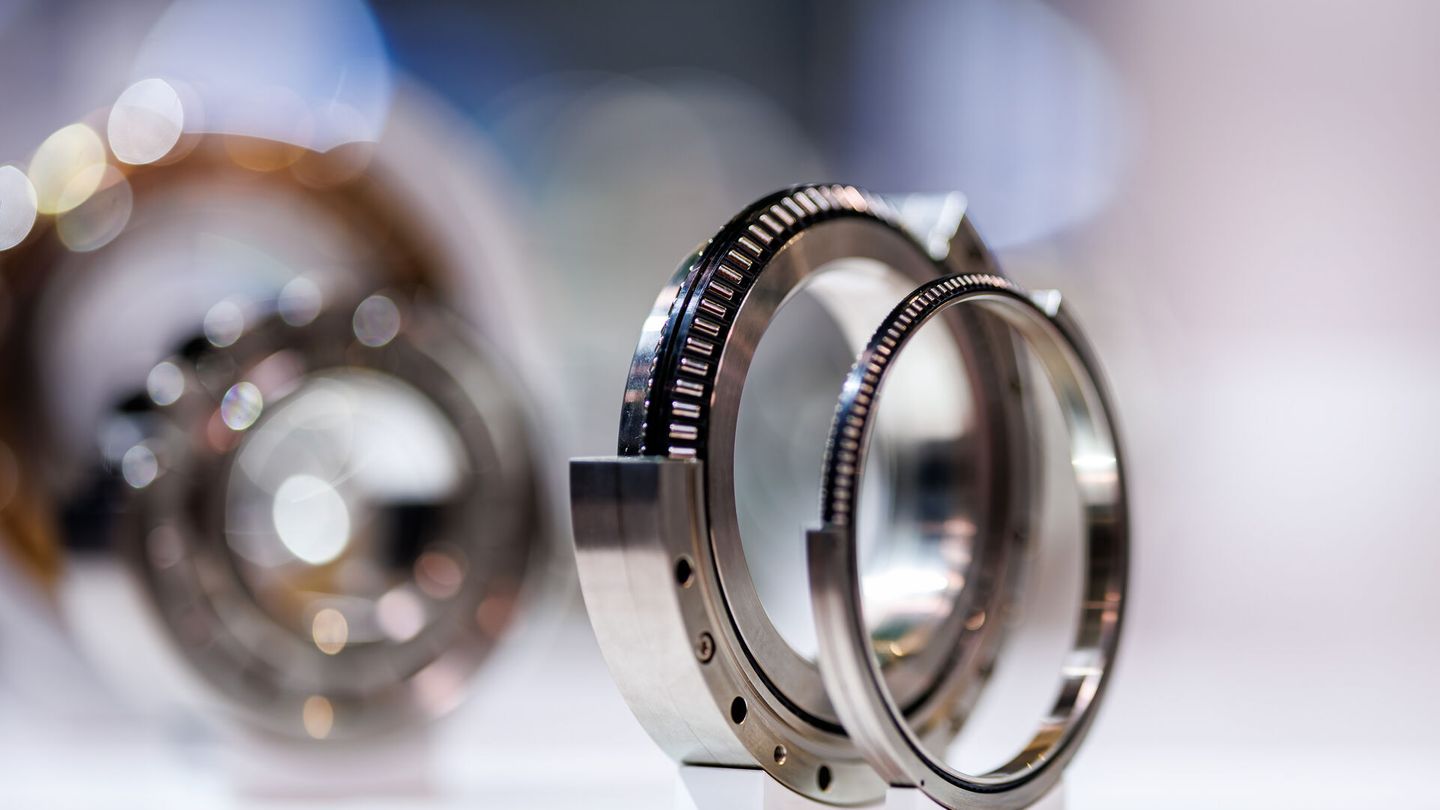 The XZU double-row angular contact needle bearing combines compact design with high efficiency.