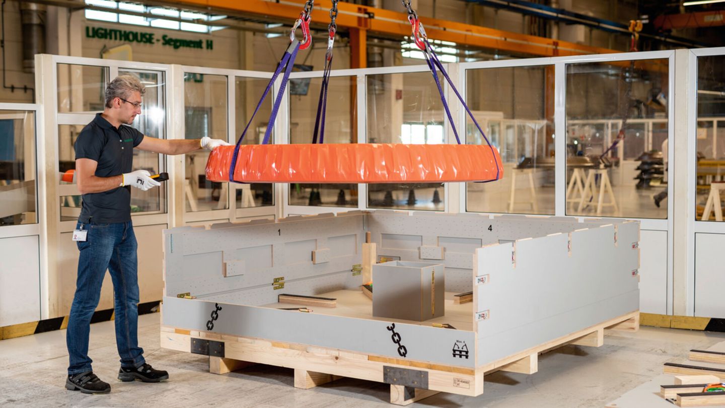 Schaeffler introduced the smart box system back in 2021. The so-called smart boxes – now expanded to include GPS trackers – are modular reusable transport boxes designed for shipping rolling bearings with a large outer diameter. Image: Schaeffler
