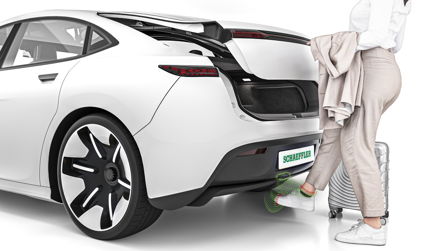 Ermöglicht Öffnen und Schließen von Schiebetüren und Kofferraum, auch wenn keine Hand frei ist: Der Hands Free Access Sensor von Schaeffler wird durch eine Fußbewegung aktiviert – ganz ohne Knopfdruck oder Fernbedienung. Foto: Schaeffler